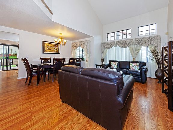 4th image of 817 Cedarbend Way