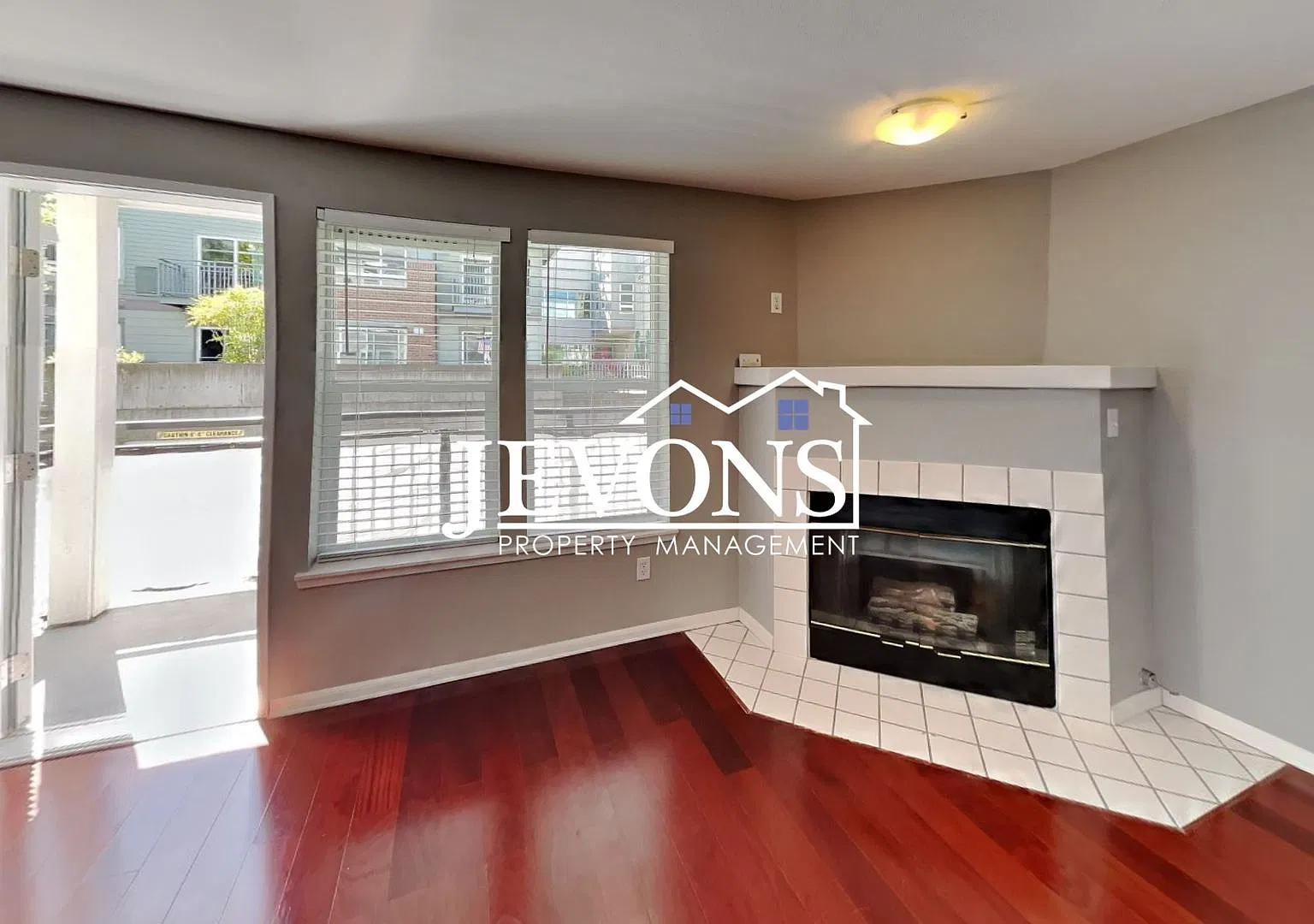 2BR/2BA Home 50% Off First Month's Rent, In-Unit Laundry & Assigned Parking in the Heart of Seattle! — Photo 2