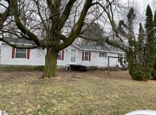 320 N 2nd St, Edmore, MI 48829