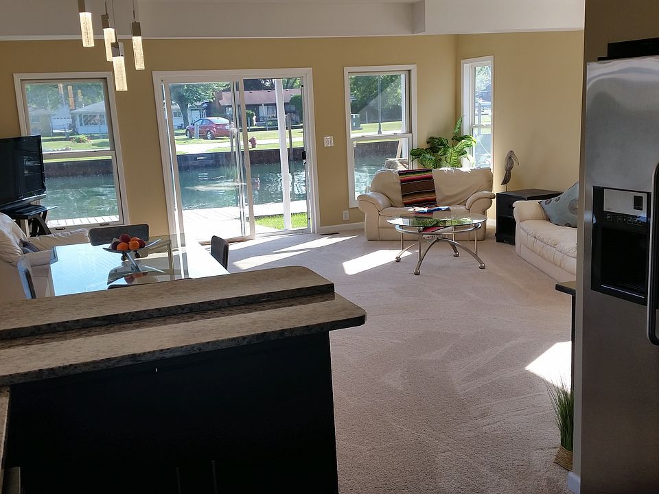 Living room/Dining area