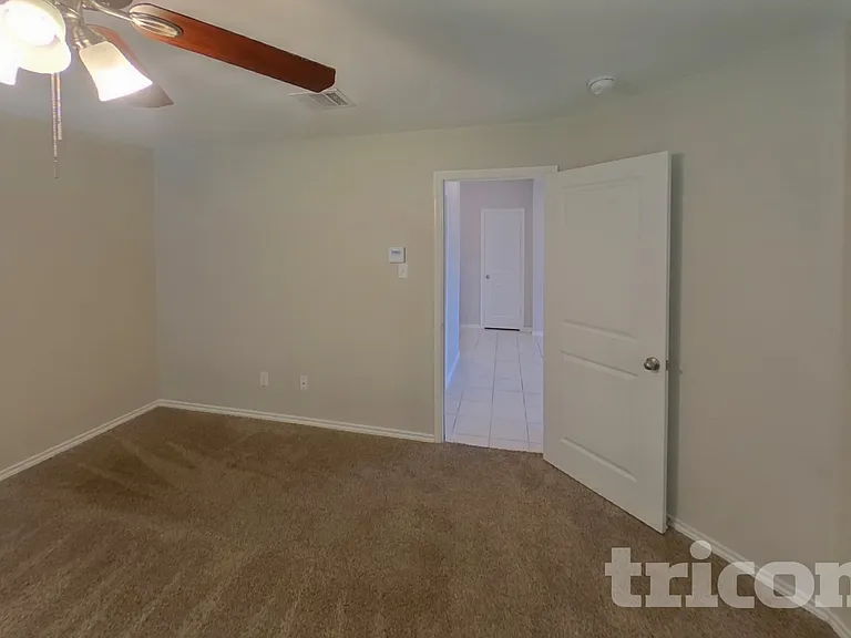 1002 Meadow Wood Ln — Photo 7