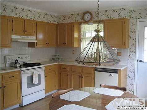 4th image of 38 Buckingham Dr