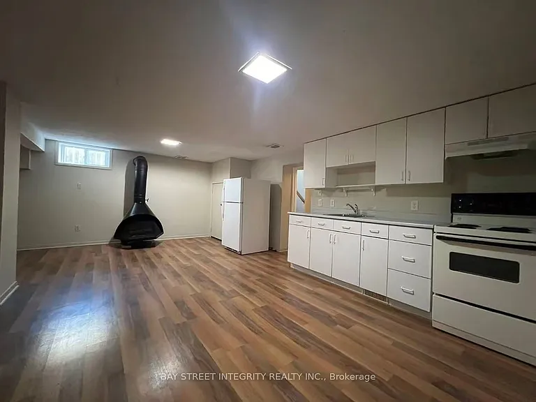 520 Lynett Cres — Photo 13