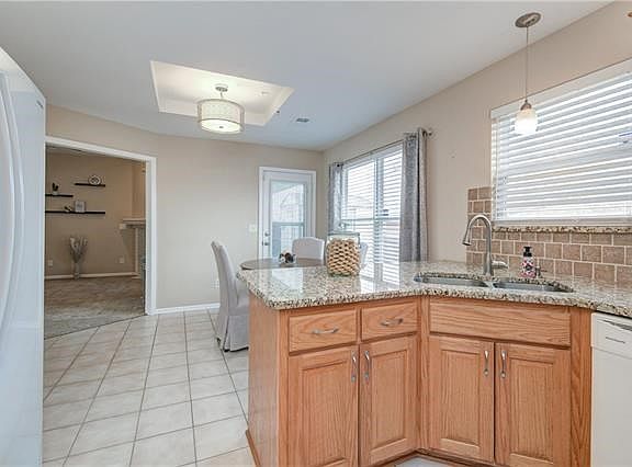 4th image of 406 SW Graystone Dr