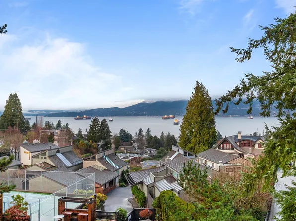 1995 Sasamat Pl, Vancouver, BC V6R 4A3