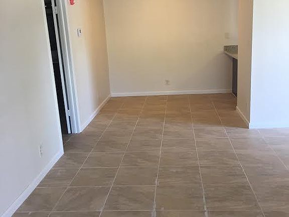 5th image of 4021 N University Dr #206