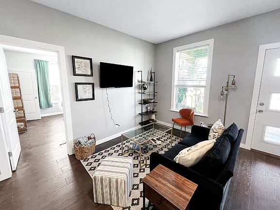 4th image of 638 W Elmira St #2