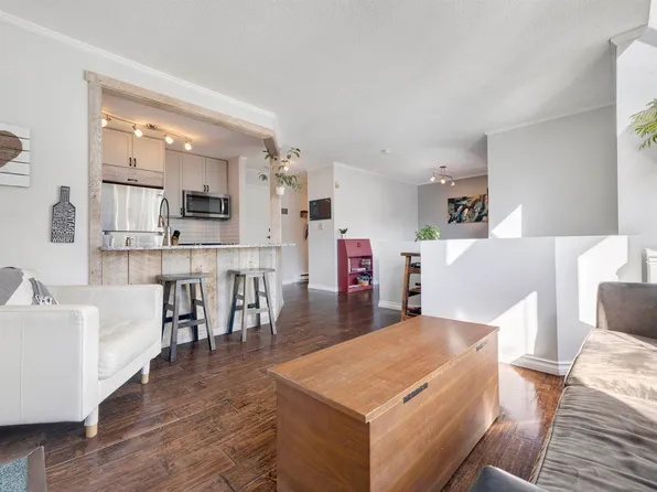 3721 Delbrook Ave #309, North Vancouver, BC V7N 3Z4