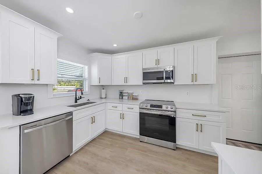 2 bed, 2.0 bath, 1371 sqft, $3,000 — Photo 2