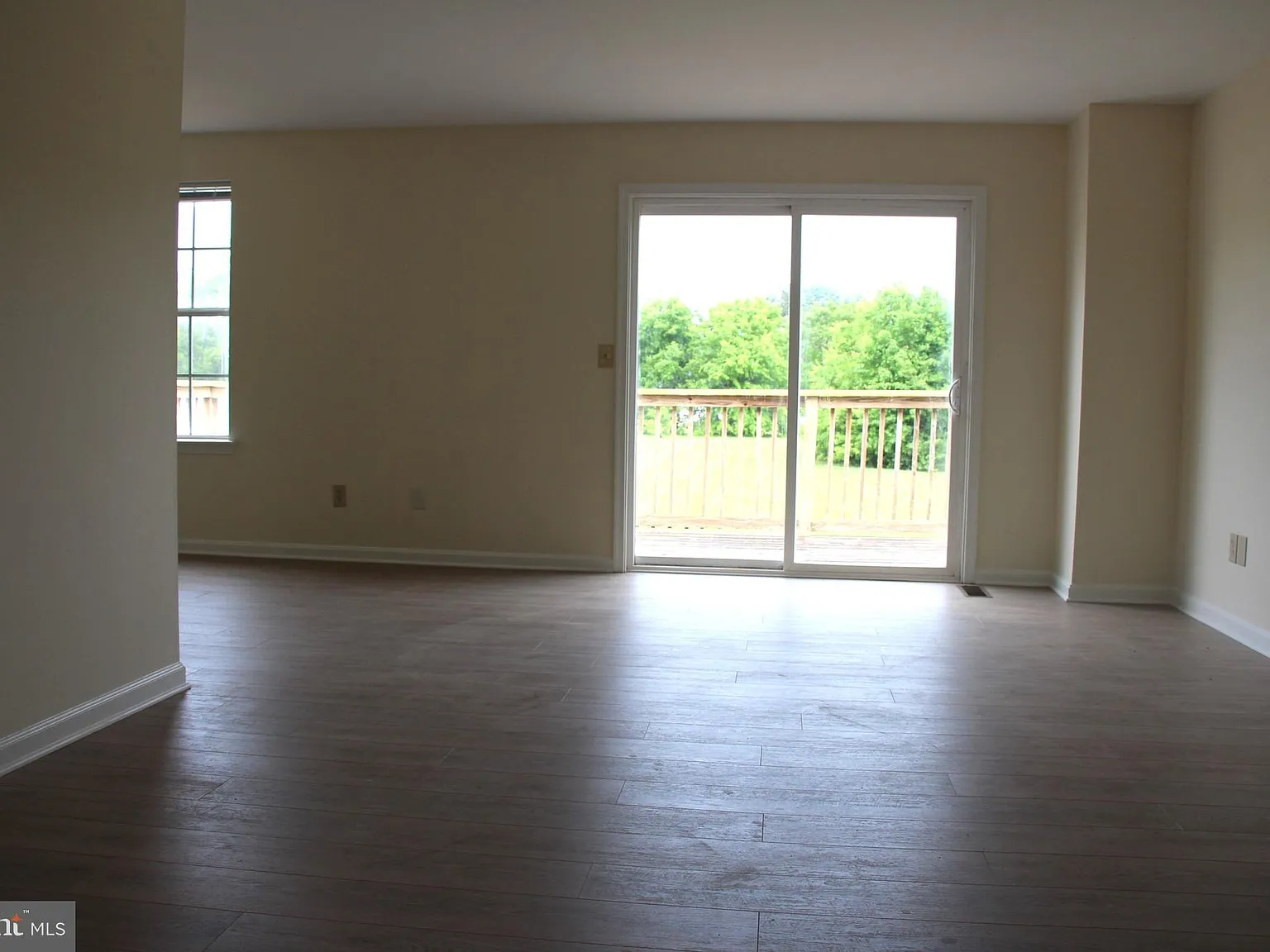 3 bed, 2.5 bath, 2240 sqft, $2,399 — Photo 3