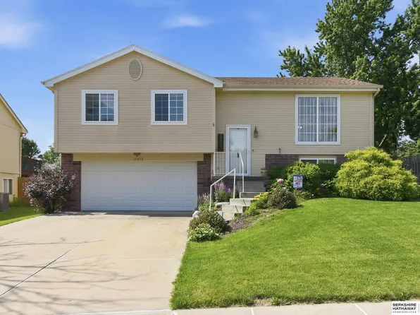 15453 Binney St, Omaha, NE 68116