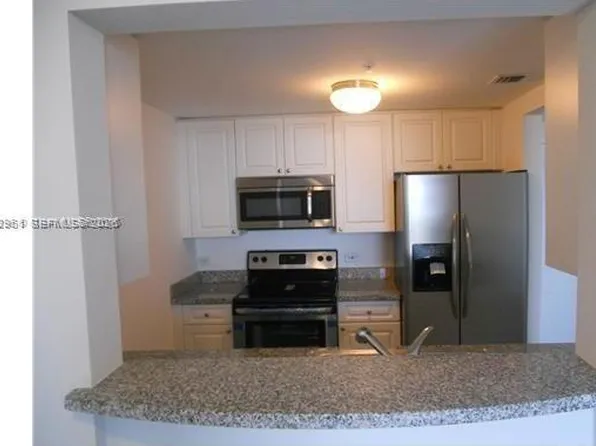 900 SW 8th St, Miami, FL