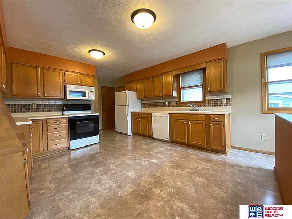 5th image of 104 E Moffitt St