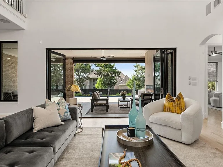 320 W Highland St — Photo 14