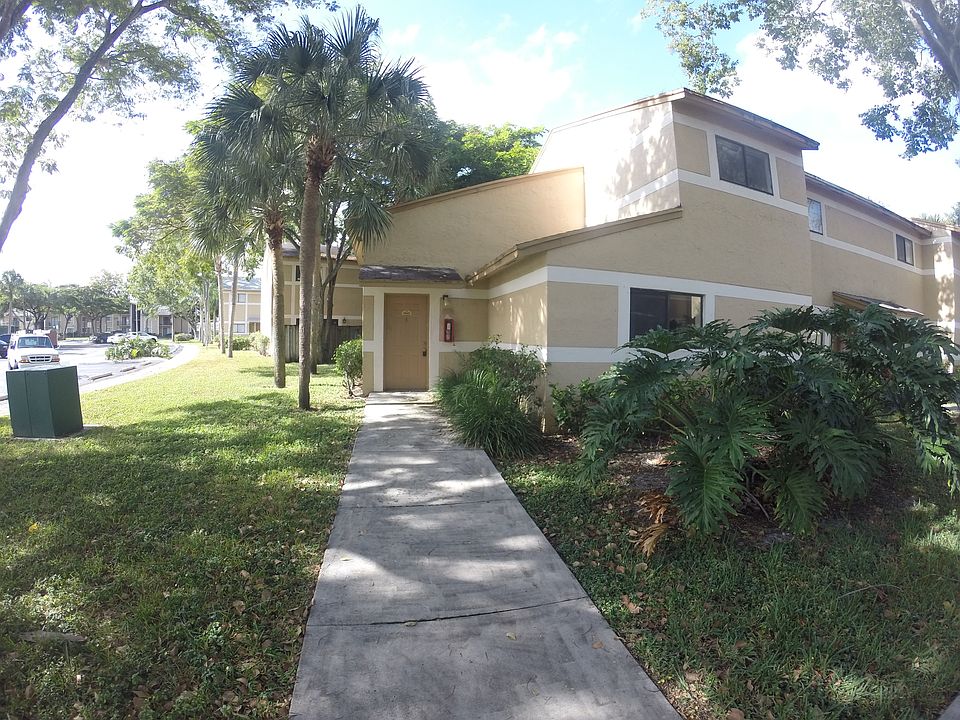 1st image of 9445 Palm Cir N