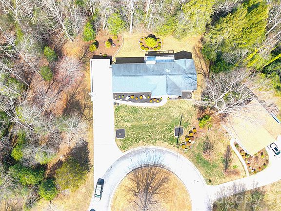2nd image of 1015 Woodbine Pl NE