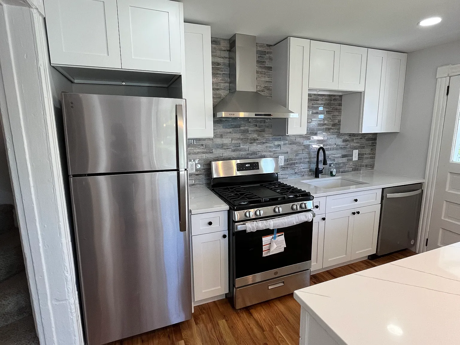 3 bed, 1100 sqft, $2,250 — Photo 2