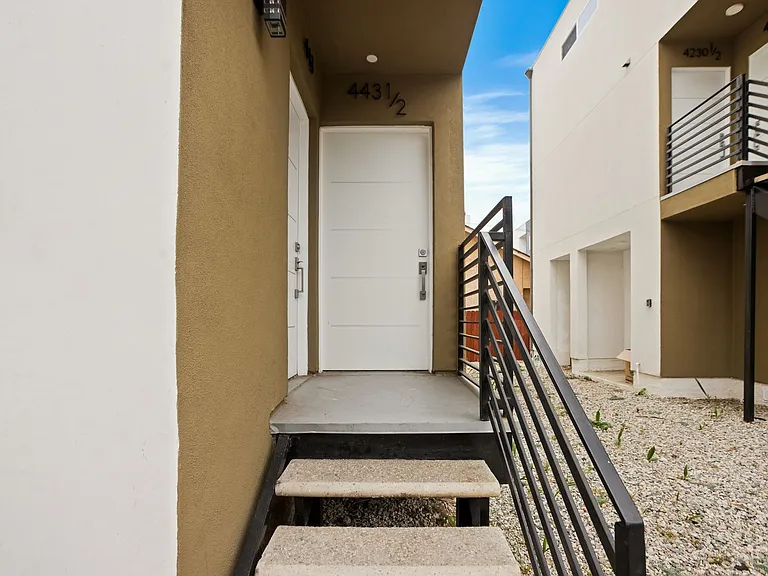 443 N Heliotrope Dr — Photo 6
