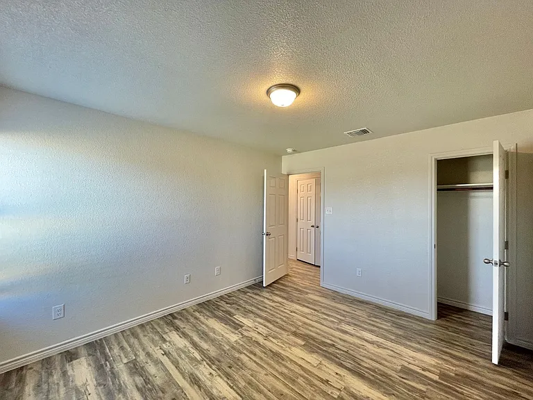 1801 Castroville Trl — Photo 12