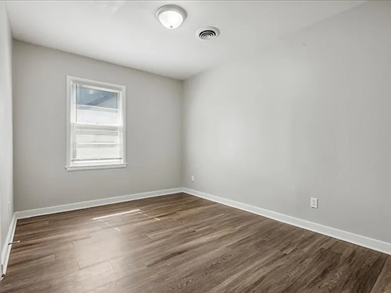 2048 Whitney Ave — Photo 17