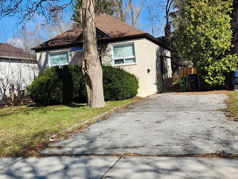126 Olive Ave — Photo 2