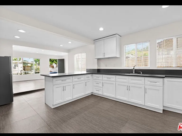 2902 Asbury St — Photo 3