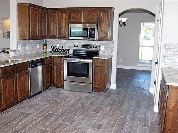 3rd image of 514 Skyline Dr