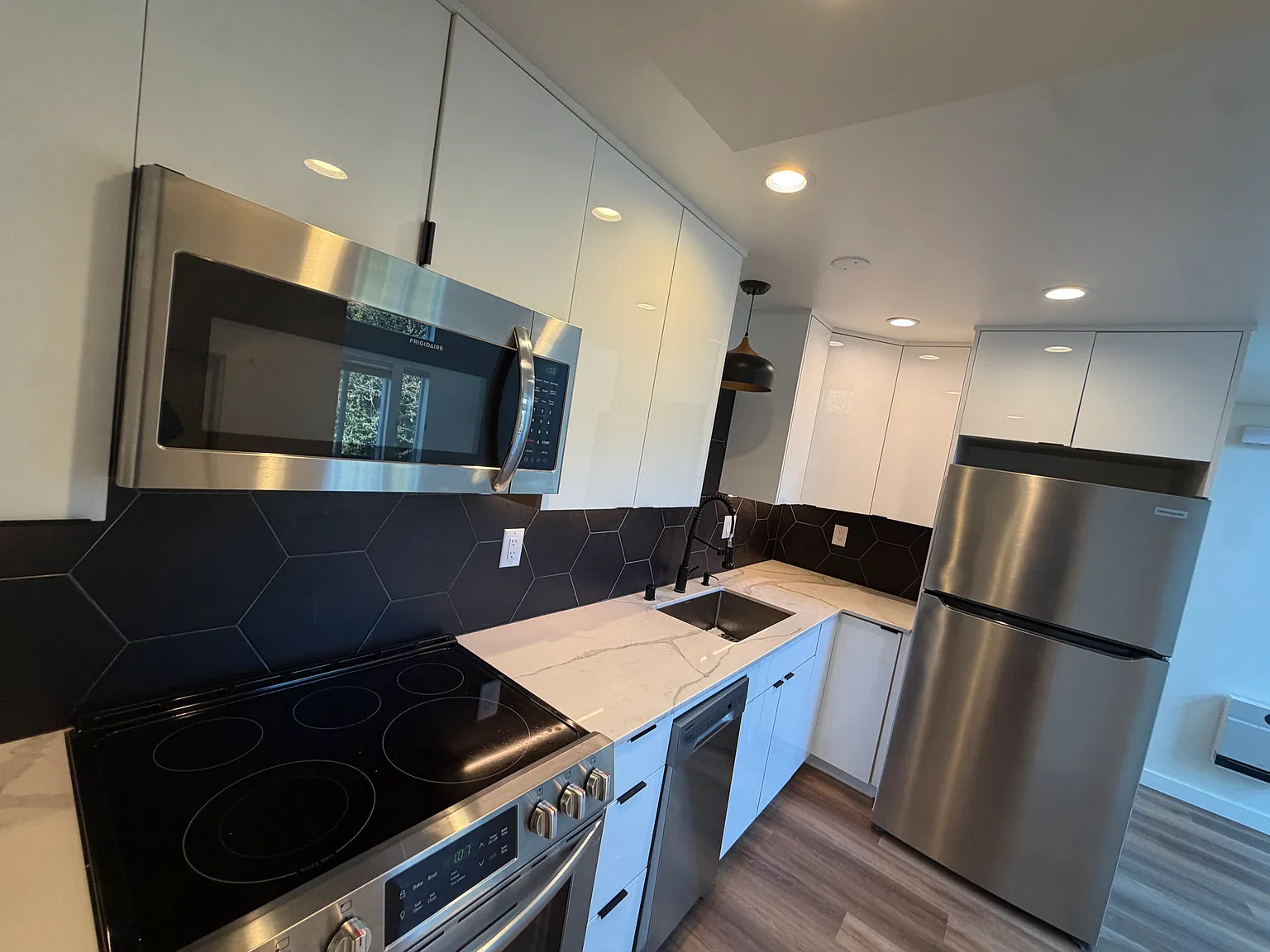 2 bed, 2.5 bath, 600 sqft, $2,999 — Photo 3
