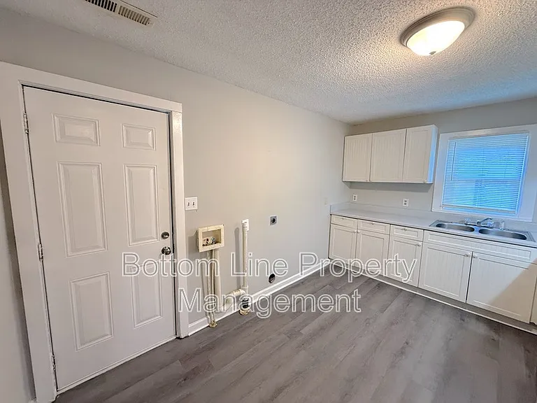 910 N Morris St — Photo 7