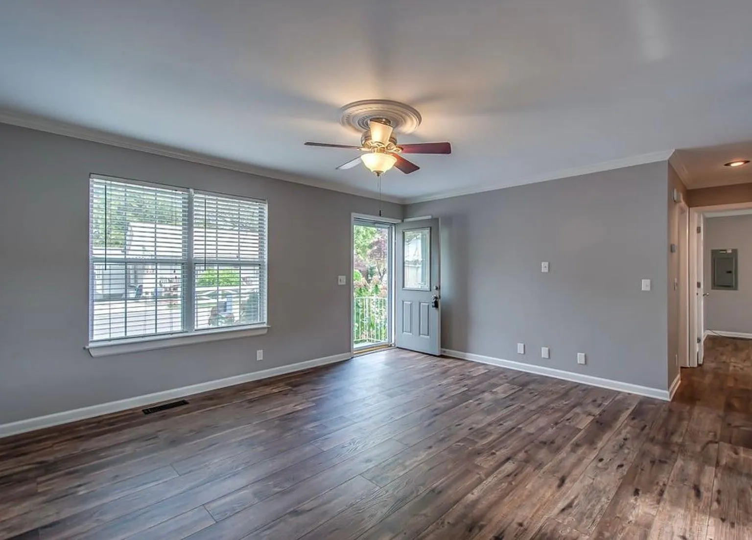 415 Granbury St — Photo 4
