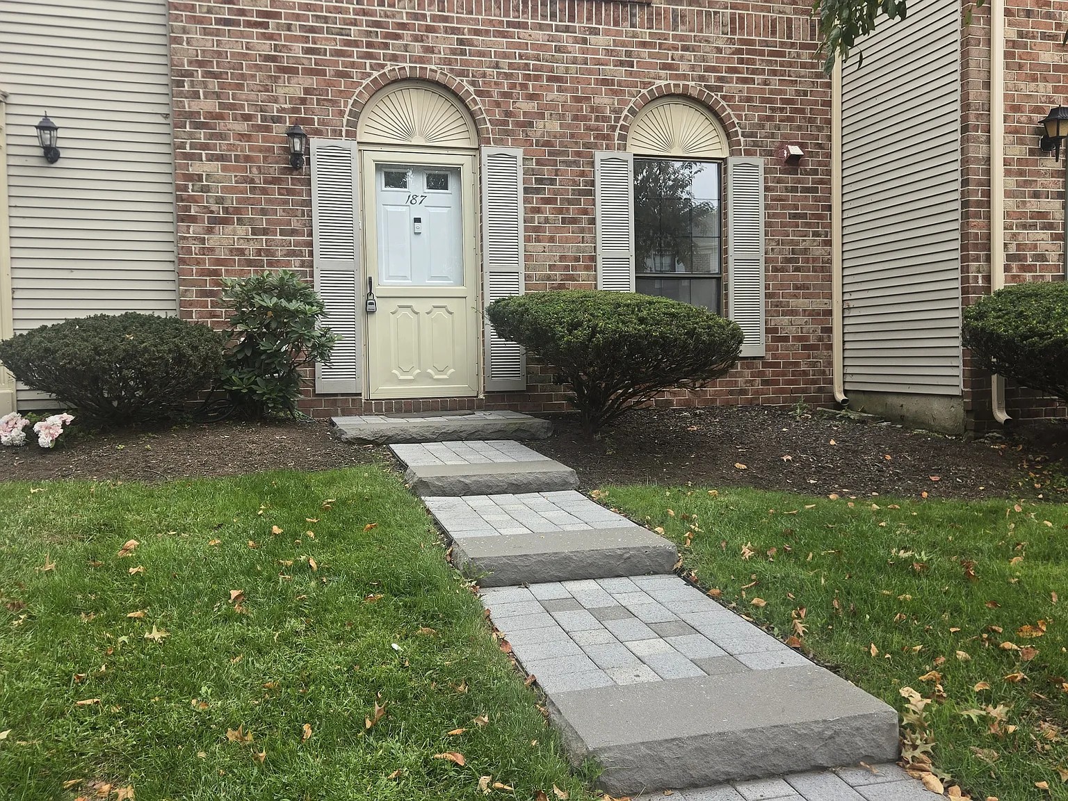 2 bed, 2.5 bath, 1240 sqft, $2,600 — Photo 1
