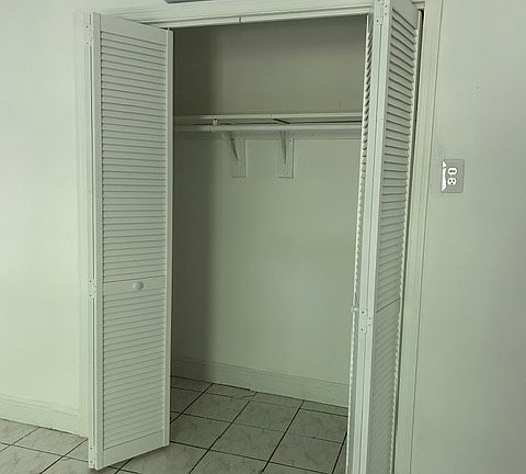 4th image of 939 NW 24th Ct #1