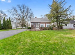 9249 Whitall Ln, Grosse Ile, MI 48138