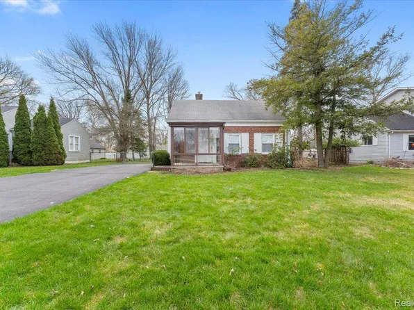 9249 Whitall Ln, Grosse Ile, MI 48138