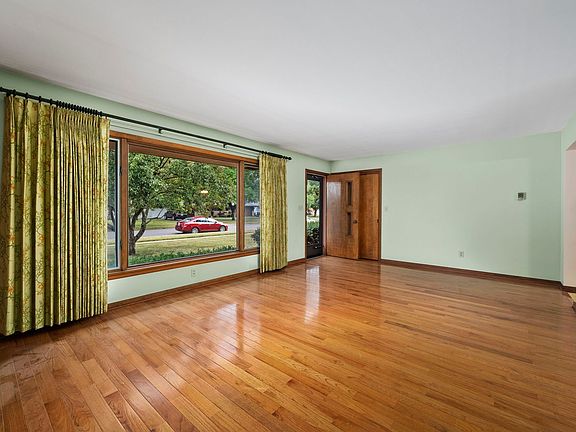 5th image of 225 W 3rd St