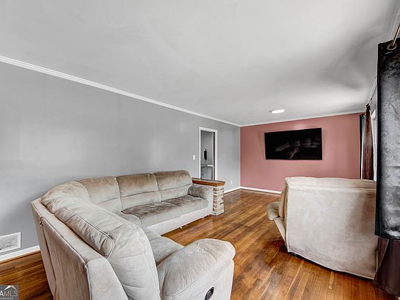 5th image of 5605 Scofield Rd S