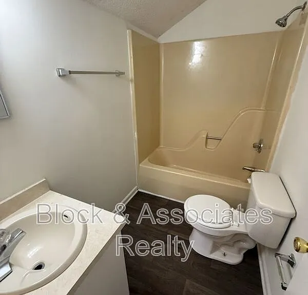 120 W Presnell St #C — Photo 5