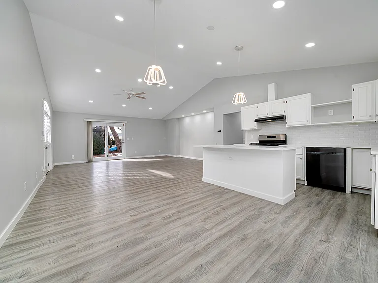 112 Liverpool Dr SE — Photo 10