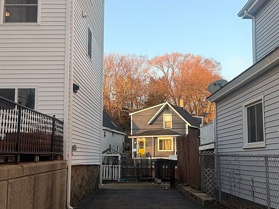 3rd image of 60 Roy St