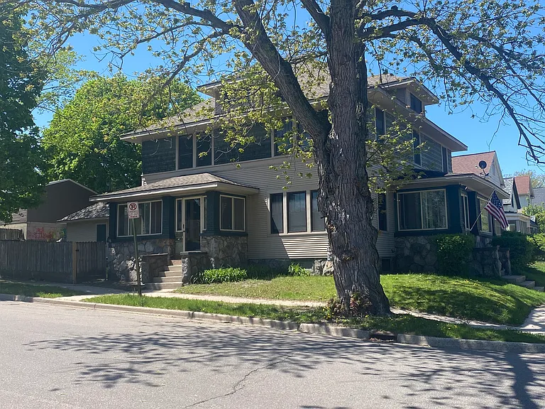 221 Grand Ave NE — Photo 2
