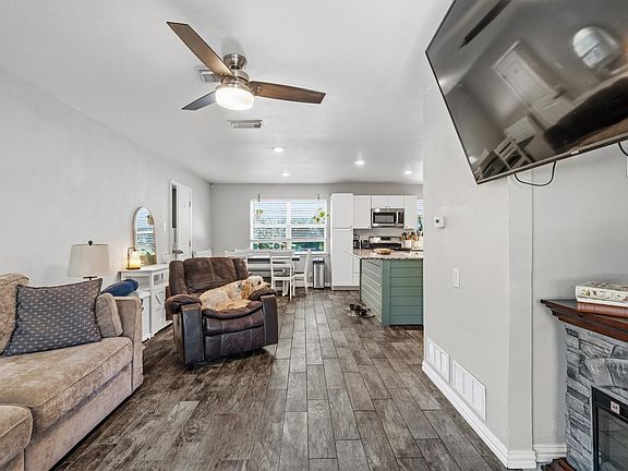 4th image of 128 Lynn Dr