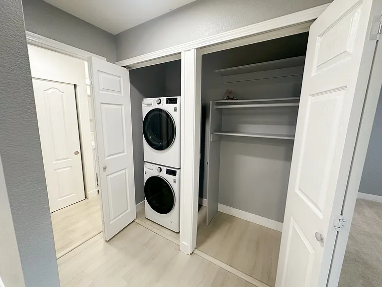 1076 Yarwood Ct — Photo 4