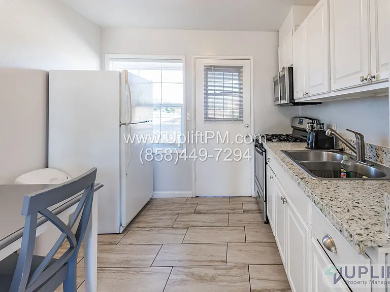 4831 Castle Ave — Photo 10