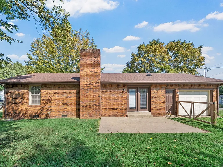 300 Hundred Oaks Dr — Photo 22