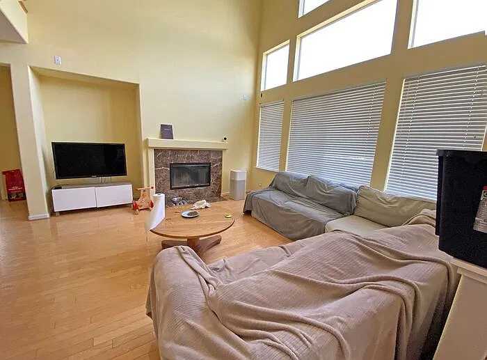 5 bed, 3.0 bath, 2558 sqft, $6,100 — Photo 3