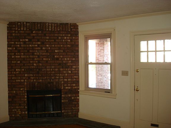Living room w/ working fireplace