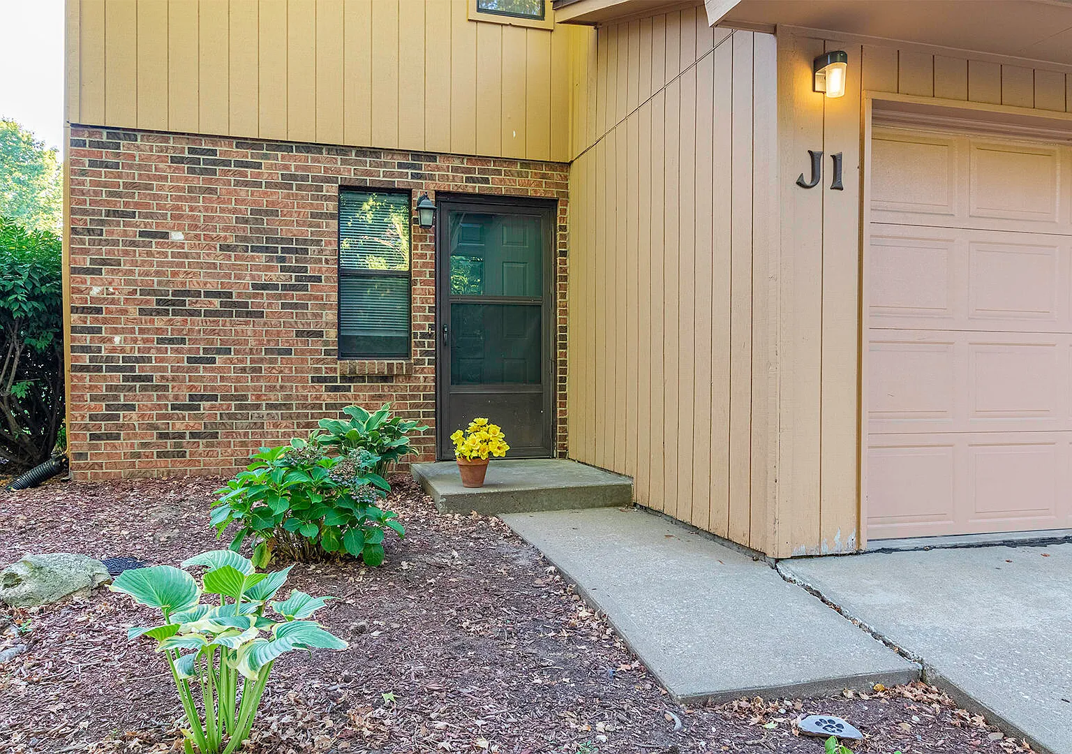 3 bed, 1.5 bath, $1,450 — Photo 1