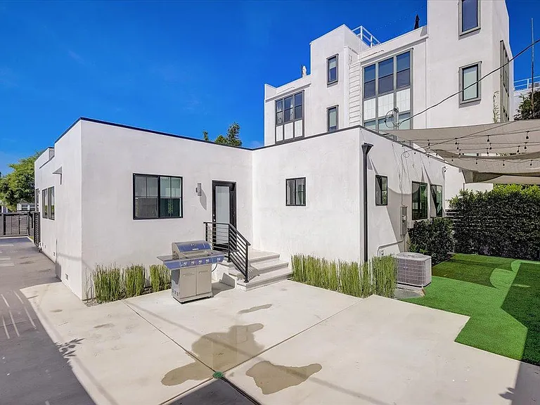 1832 S Redondo Blvd — Photo 22