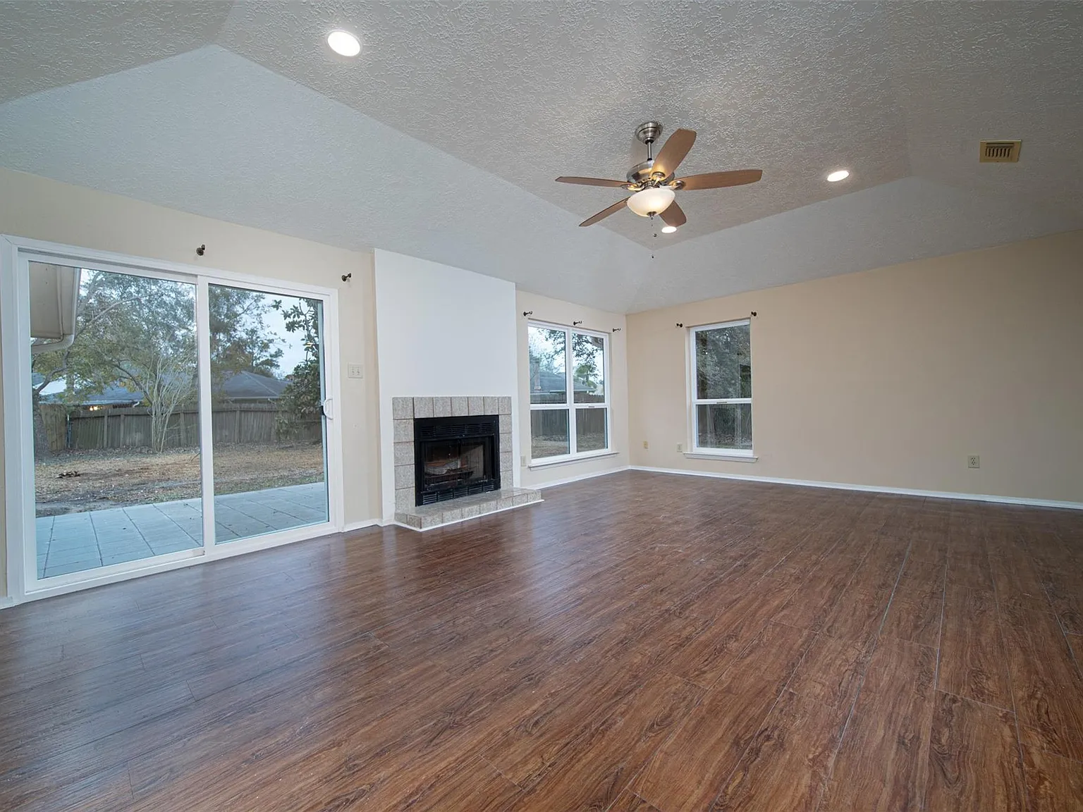 3 bed, 2.0 bath, 1862 sqft, $2,025 — Photo 3