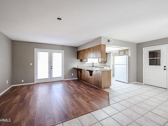 4th image of 2548 E GLADE Avenue